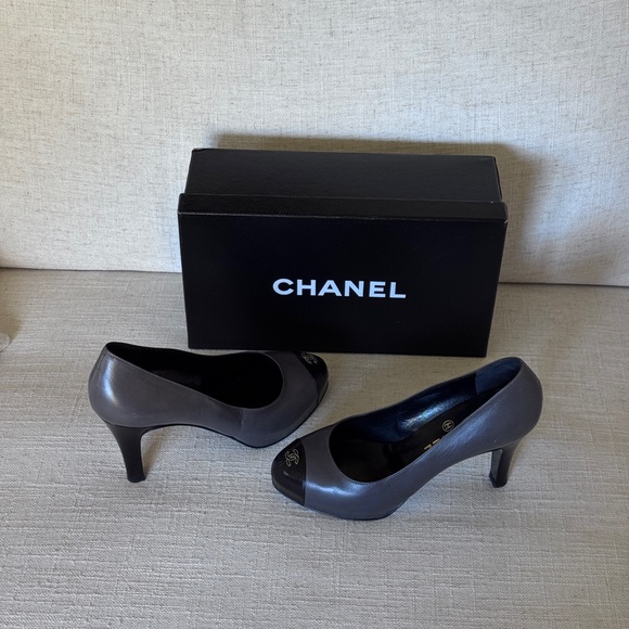 CHANEL Grey Black Leather Cap
Toe Pumps Size 6 1/2 - Picture 4 of 7